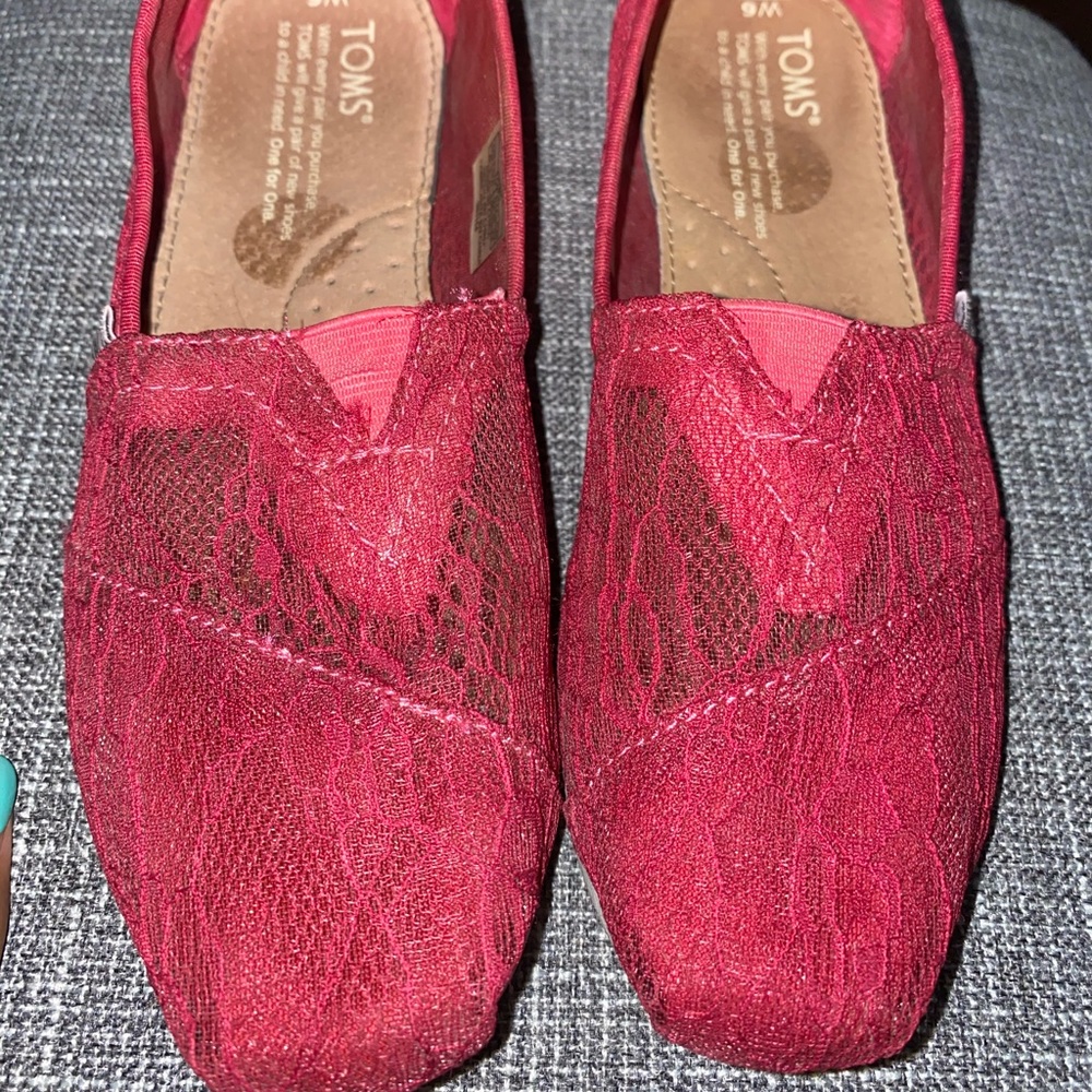 Toms lace berry pink loafers